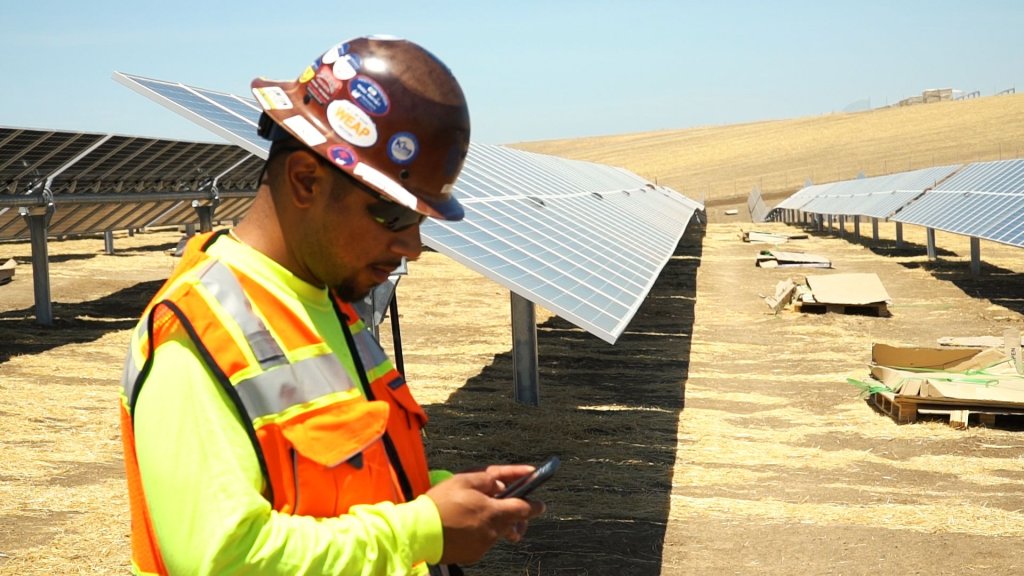 Swinerton contractor using Raken on jobsite.